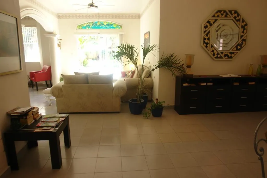 ** Pensión Residencia Los Encantos Cancún México