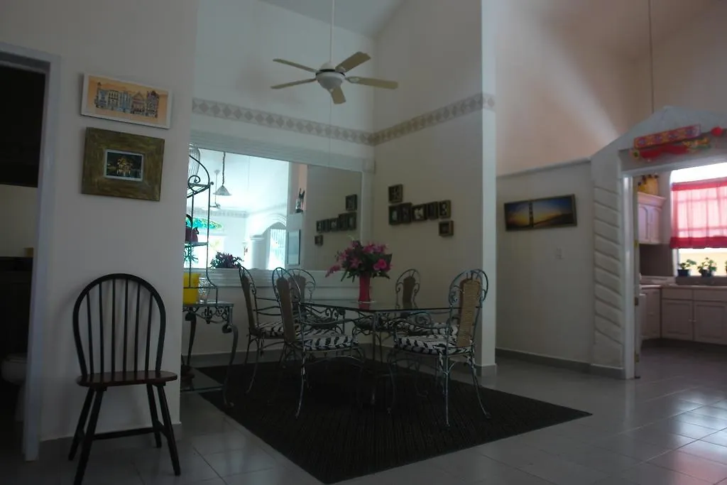 Residencia Los Encantos Cancun Guest house