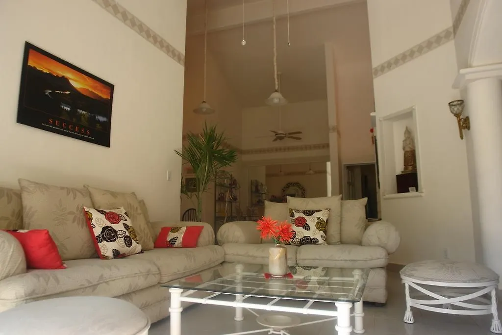 Residencia Los Encantos Cancun 2*,