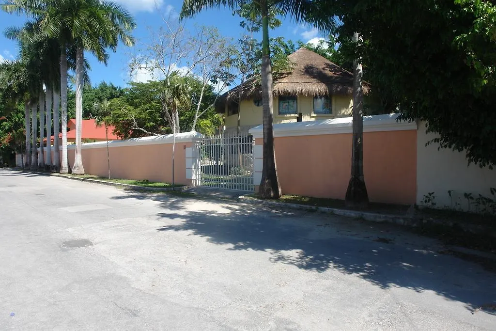 Residencia Los Encantos Cancún 2*,  México