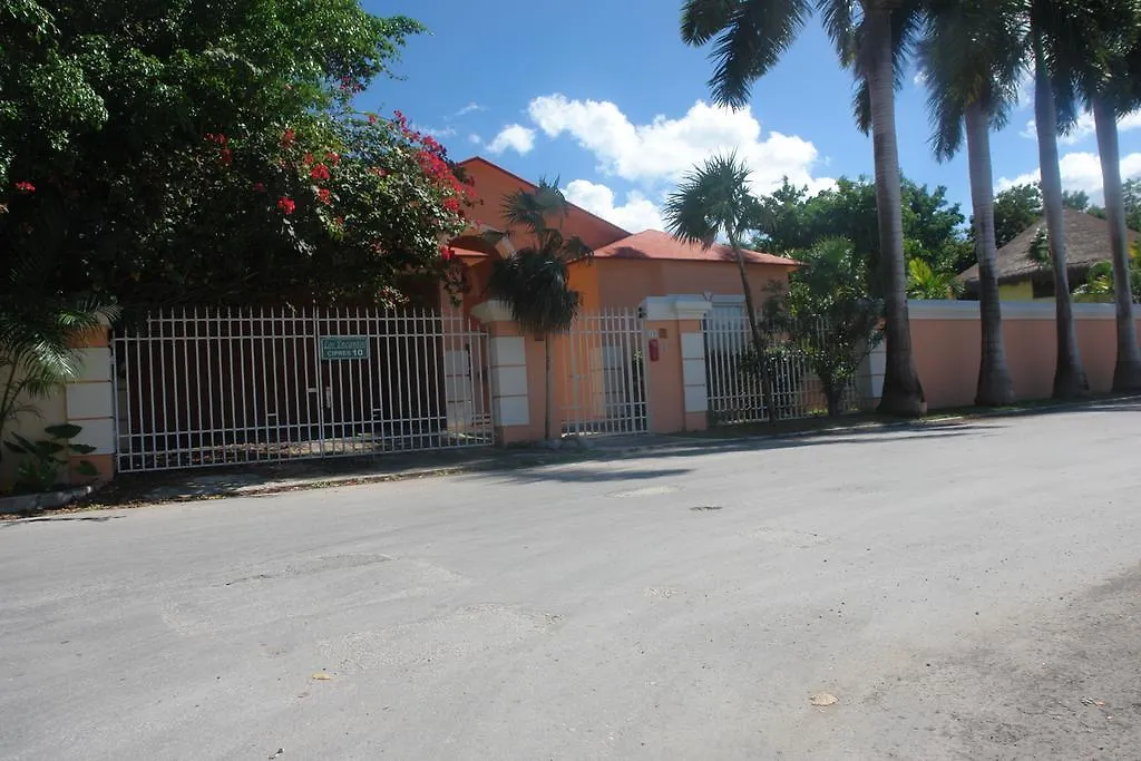 ** Pensión Residencia Los Encantos Cancún México