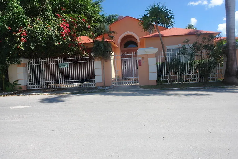 ** Pensión Residencia Los Encantos Cancún México